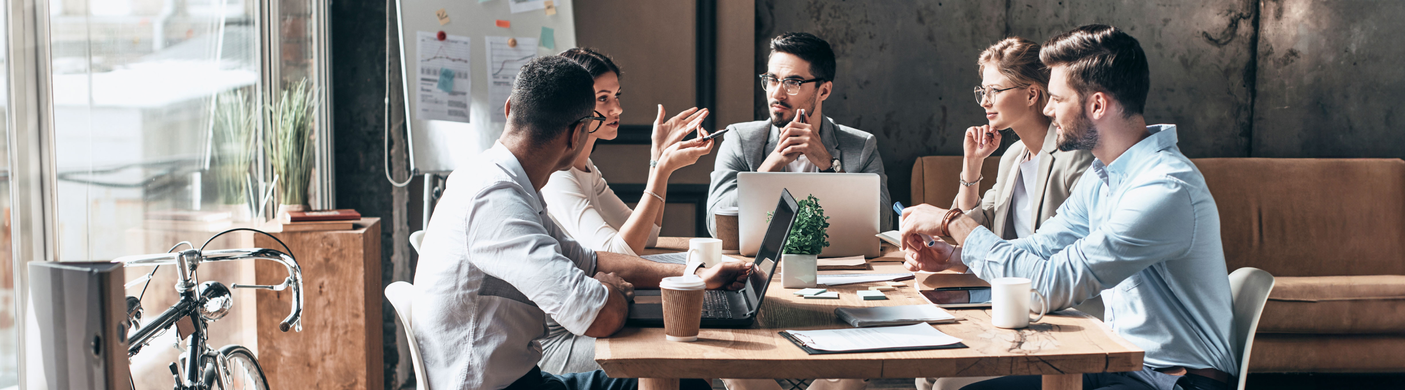 Experts gathered around board room discussing details on how to manage, optimize and improve contact centre with Bell managed services.