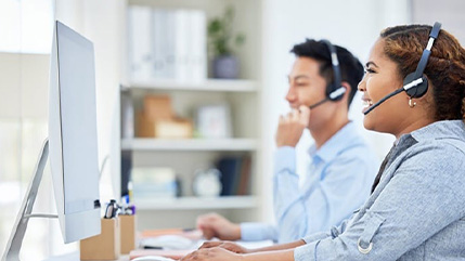 Contact centre agents using a Cloud Contact Centre solution from Bell that allows them to provide excellent data-driven customer service.